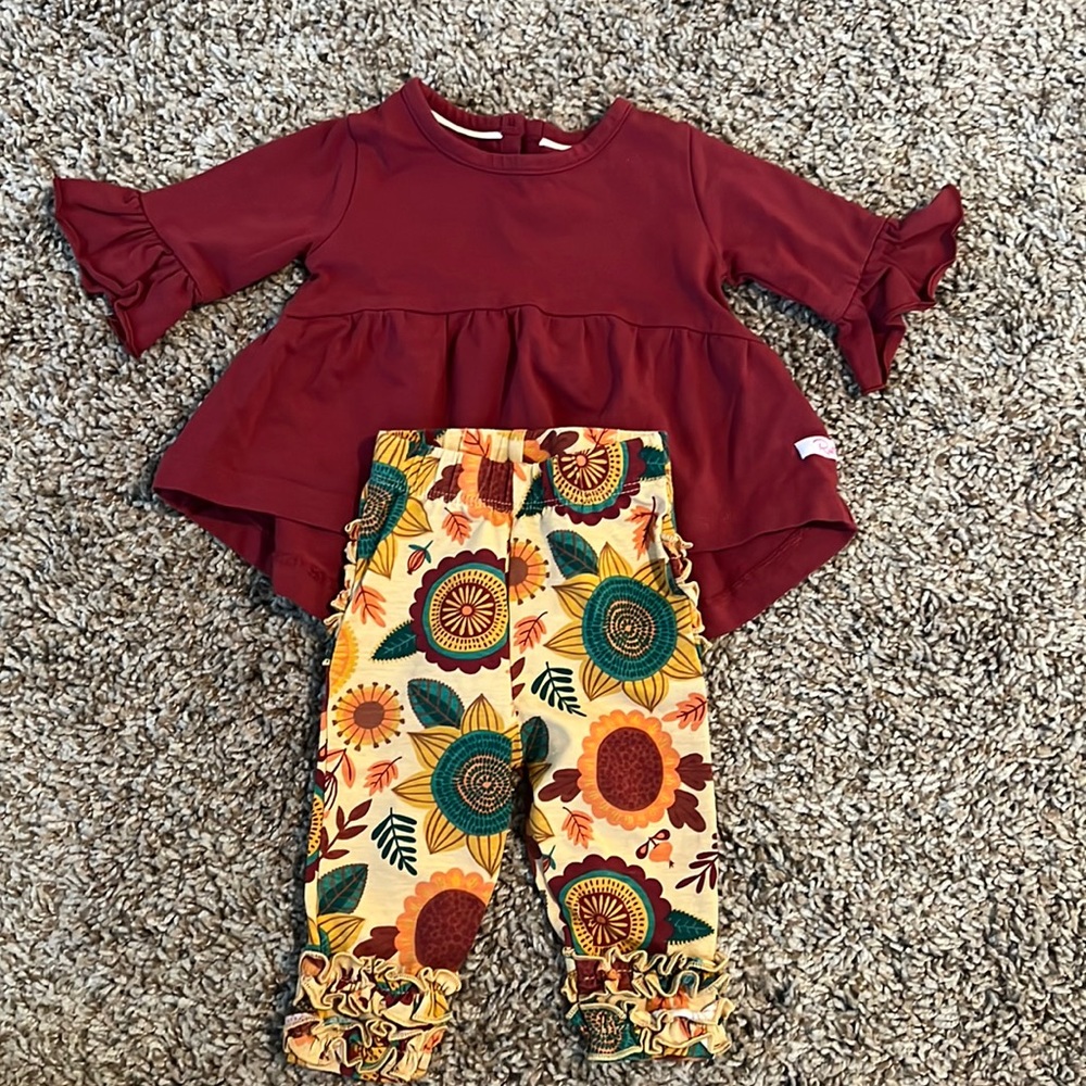 New without tags. Ruffle Butts outfit. 3-6 top 0-6 pants.
